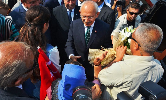 BİR DİZİ ETKİNLİKLERE KATILMAK ÜZERE ÇORUM’A GELEN CHP GENEL BAŞKANI KEMAL KILIÇDAROĞLU, SUNGURLU’DA KARŞILANDI. (SERKAN ŞANSEVER/ÇORUM-İHA)