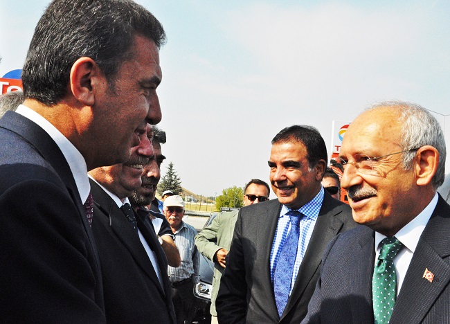 BİR DİZİ ETKİNLİKLERE KATILMAK ÜZERE ÇORUM’A GELEN CHP GENEL BAŞKANI KEMAL KILIÇDAROĞLU, SUNGURLU’DA KARŞILANDI. (SERKAN ŞANSEVER/ÇORUM-İHA)