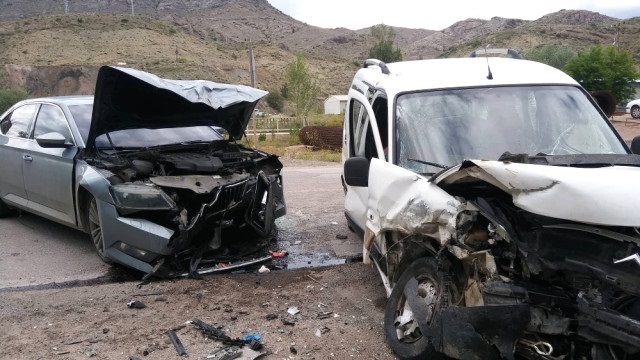 İKİ OTOMOBİL ÇARPIŞTI: 12 YARALI
