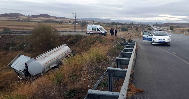 AKARYAKIT YÜKLÜ TANKER DEVRİLDİ