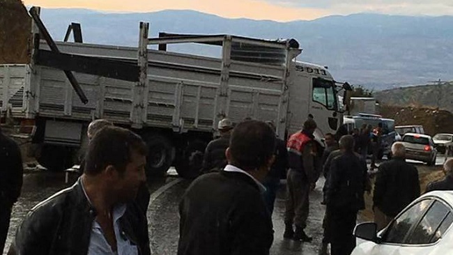 KAZA SONRASI YOL TRAFİĞE KAPANDI