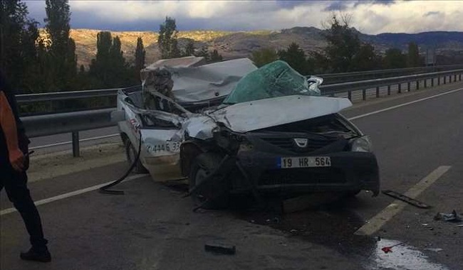 KAMYONET KAMYONLA ÇARPIŞTI