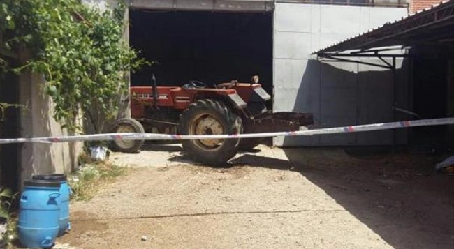 ÖLÜM EVİNİN AVLUSUNDA YAKALADI