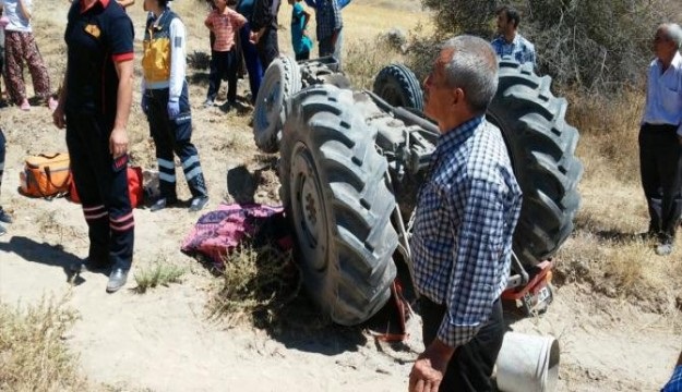 DEVRİLEN TRAKTÖRDE CAN VERDİ