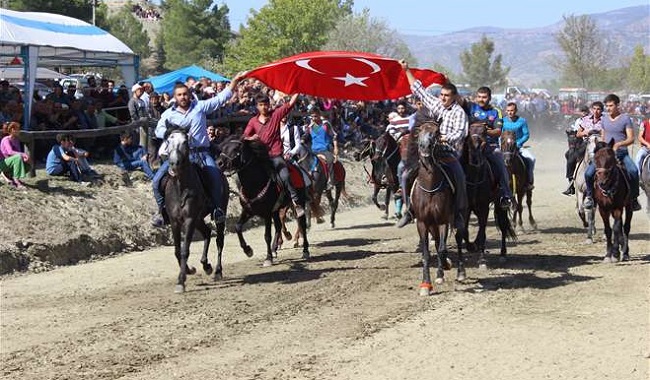 AT YARIŞLARI NEFESLERİ KESTİ