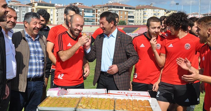 BAŞKAN ŞAHİN AĞIZLARI TATLANDIRDI