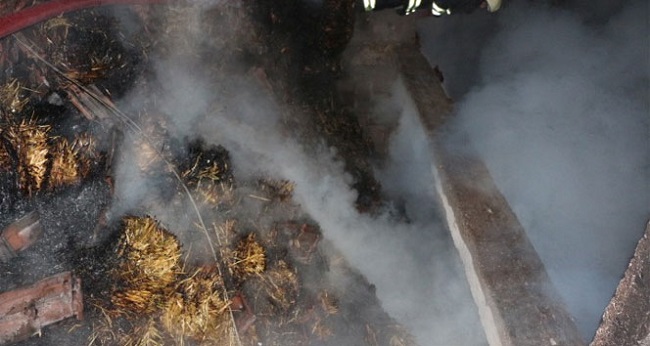 KÖYLÜNÜN 300 BALYA SAMANI YANDI