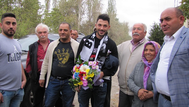 MİLLİ MAÇ NEDENİYLE LİGE VERİLEN ARAYI DEĞERLENDİRMEK İSTEYEN BEŞİKTAŞLI FUTBOLCU TOLGAY ARSLAN, BABA OCAĞINI ZİYARET ETTİ. (BÜLENT ÖZKALELİ - MUHAMMED MUTTALİP YALÇIN/ÇORUM-İHA)