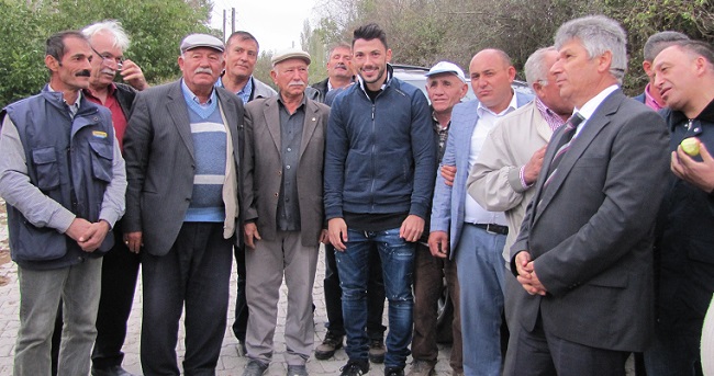 MİLLİ MAÇ NEDENİYLE LİGE VERİLEN ARAYI DEĞERLENDİRMEK İSTEYEN BEŞİKTAŞLI FUTBOLCU TOLGAY ARSLAN, BABA OCAĞINI ZİYARET ETTİ. (BÜLENT ÖZKALELİ - MUHAMMED MUTTALİP YALÇIN/ÇORUM-İHA)