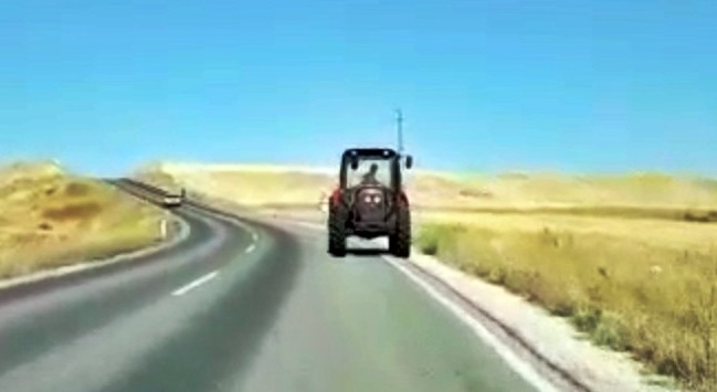 ÇORUM’DA ŞANZIMAN AKSAMINDA MEYDANA GELEN ARIZA NEDENİYLE ANAYOLDA GERİ MANEVRA İLERLEYEN TRAKTÖR GÖRENLERİ ŞAŞKINA ÇEVİRDİ. (İHA/ÇORUM-İHA)