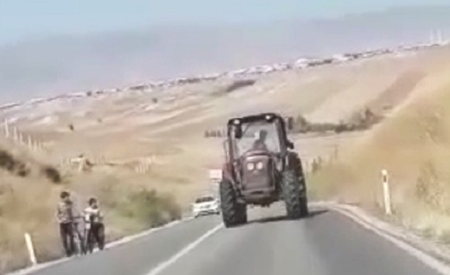 ÇORUM’DA ŞANZIMAN AKSAMINDA MEYDANA GELEN ARIZA NEDENİYLE ANAYOLDA GERİ MANEVRA İLERLEYEN TRAKTÖR GÖRENLERİ ŞAŞKINA ÇEVİRDİ. (İHA/ÇORUM-İHA)