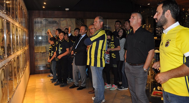 FENERBAHÇE'NİN "İYİLİK YAP” ADI VERİLEN PROJE KAPSAMINDA ÇORUM’UN DÜVENCİ BELDESİ ORTAOKULU’NDA EĞİTİM GÖREN VE DERSLERİNDE BAŞARILI OLAN 17 ÖĞRENCİ FENERBAHÇE SPOR KULÜBÜ KADIKÖY ŞUBESİ’NİN DAVETLİSİ OLARAK İSTANBUL’A GELDİ. (MUHAMMED MUTTALİP YALÇIN/ÇORUM-İHA)
