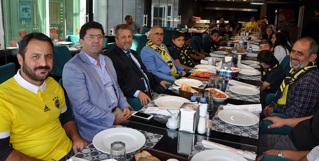 FENERBAHÇE'NİN "İYİLİK YAP” ADI VERİLEN PROJE KAPSAMINDA ÇORUM’UN DÜVENCİ BELDESİ ORTAOKULU’NDA EĞİTİM GÖREN VE DERSLERİNDE BAŞARILI OLAN 17 ÖĞRENCİ FENERBAHÇE SPOR KULÜBÜ KADIKÖY ŞUBESİ’NİN DAVETLİSİ OLARAK İSTANBUL’A GELDİ. (MUHAMMED MUTTALİP YALÇIN/ÇORUM-İHA)