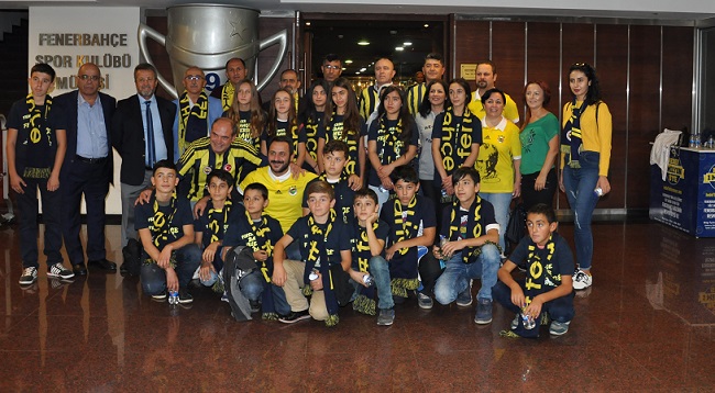 FENERBAHÇE'NİN "İYİLİK YAP” ADI VERİLEN PROJE KAPSAMINDA ÇORUM’UN DÜVENCİ BELDESİ ORTAOKULU’NDA EĞİTİM GÖREN VE DERSLERİNDE BAŞARILI OLAN 17 ÖĞRENCİ FENERBAHÇE SPOR KULÜBÜ KADIKÖY ŞUBESİ’NİN DAVETLİSİ OLARAK İSTANBUL’A GELDİ. (MUHAMMED MUTTALİP YALÇIN/ÇORUM-İHA)