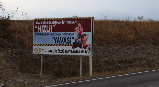 ÇORUM’UN MECİTÖZÜ İLÇESİNDE D-180 KARAYOLUNU KULLANAN SÜRÜCÜLER MEYDANA GELEBİLECEK TRAFİK KAZALARINA KARŞI YOL KENARLARINA KONULAN LEVHALARLA UYARILIYOR. (MUHAMMED MUTTALİP YALÇIN/ÇORUM-İHA)