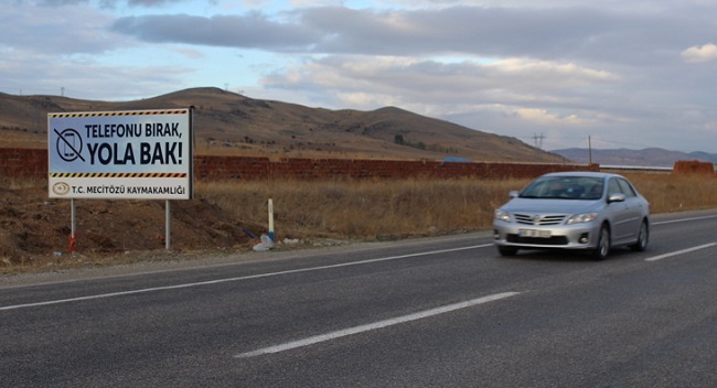 ÇORUM’UN MECİTÖZÜ İLÇESİNDE D-180 KARAYOLUNU KULLANAN SÜRÜCÜLER MEYDANA GELEBİLECEK TRAFİK KAZALARINA KARŞI YOL KENARLARINA KONULAN LEVHALARLA UYARILIYOR. (MUHAMMED MUTTALİP YALÇIN/ÇORUM-İHA)