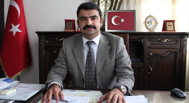 MECİTÖZÜ KAYMAKAMLIĞI OLARAK İLÇEDEN GEÇEN D-180 KARAYOLUNDA MEYDANA GELEBİLECEK TRAFİK KAZALARINI ÖNLEYEBİLMEK ADINA BİR ÇALIŞMA YAPTIKLARINI BELİRTEN İLÇE KAYMAKAMI COŞKUN DOĞAN, SON 10 YILDA D-180 KARAYOLUNDA MEYDANA GELEN KAZALARIN YOĞUNLAŞTIĞI YERLERİ TESPİT ETTİKLERİNİ SÖYLEDİ. (MUHAMMED MUTTALİP YALÇIN/ÇORUM-İHA)