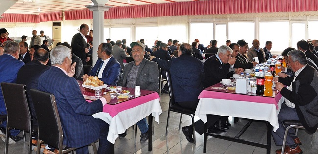 MUHTARLA YEMEKTE BİRARAYA GELDİ (SERKAN ŞANSEVER/ÇORUM-İHA)