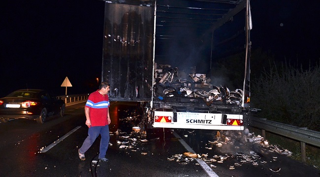 ÇORUM’UN OSMANCIK İLÇESİNDE HAREKET HALİNDEKİ TIR’DA ÇIKAN YANGINDA BİR DORSE DOLUSU VİTRİFİYE ÜRÜNÜ KULLANILAMAZ HALE GELDİ (İSMAİL KABAKDERE/ÇORUM-İHA)