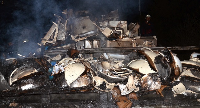 ÇORUM’UN OSMANCIK İLÇESİNDE HAREKET HALİNDEKİ TIR’DA ÇIKAN YANGINDA BİR DORSE DOLUSU VİTRİFİYE ÜRÜNÜ KULLANILAMAZ HALE GELDİ (İSMAİL KABAKDERE/ÇORUM-İHA)