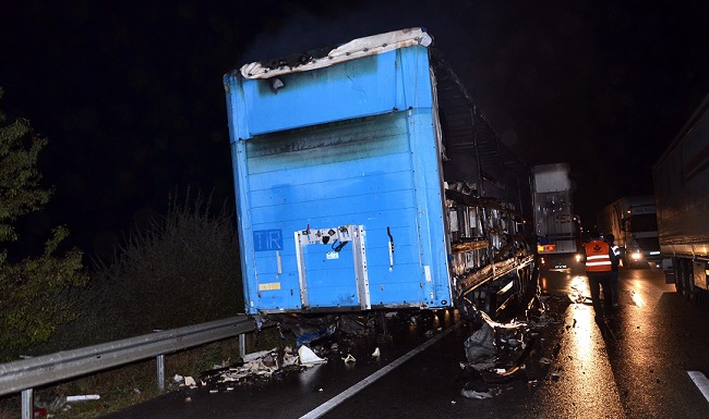 ÇORUM’UN OSMANCIK İLÇESİNDE HAREKET HALİNDEKİ TIR’DA ÇIKAN YANGINDA BİR DORSE DOLUSU VİTRİFİYE ÜRÜNÜ KULLANILAMAZ HALE GELDİ (İSMAİL KABAKDERE/ÇORUM-İHA)