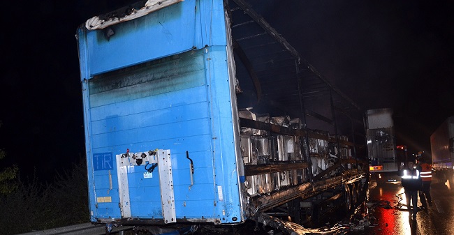 BİR TIR DOLUSU VİTRİFİYE YANDI