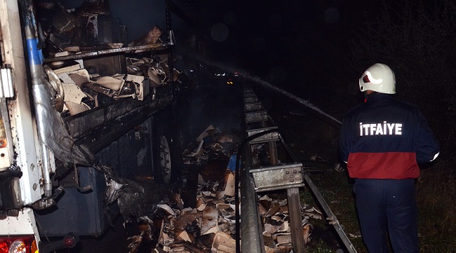 ÇORUM’UN OSMANCIK İLÇESİNDE HAREKET HALİNDEKİ TIR’DA ÇIKAN YANGINDA BİR DORSE DOLUSU VİTRİFİYE ÜRÜNÜ KULLANILAMAZ HALE GELDİ (İSMAİL KABAKDERE/ÇORUM-İHA)
