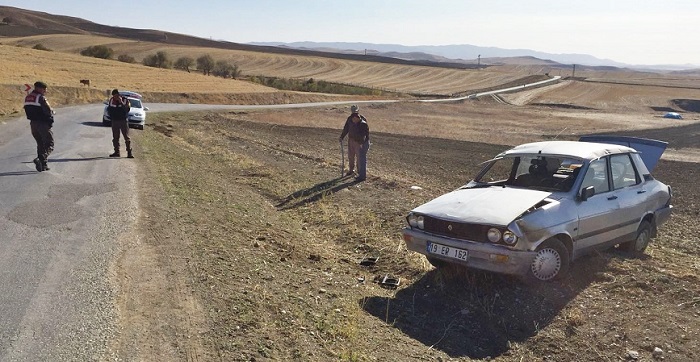 OTOMOBİL TARLAYA UÇTU: 1 YARALI