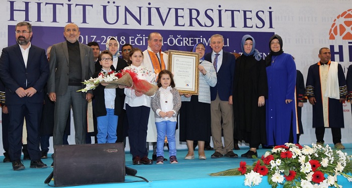 ALACA AVNİ ÇELİK MYO’YU YAPTIRAN İŞADAMI AVNİ ÇELİK’E HİTİT ÜNİVERSİTESİ SENATOSU TARAFINDAN ÜLKEYE VE ÜNİVERSİTEYE EĞİTİM ALANINDA YAPMIŞ OLDUĞU KATKI VE DESTEKLERİNDEN DOLAYI FAHRİ DOKTORA ÜNVANI VERİLDİ. (MUHAMMED MUTTALİP YALÇIN/ÇORUM-İHA)