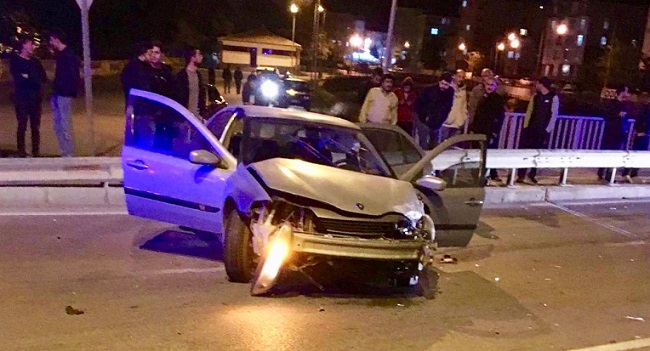 ÇORUM’UN SUNGURLU İLÇESİNDE BARİYERLERE ÇARPAN OTOMOBİLİN SÜRÜCÜSÜ, KAZA SONRASI ARACINI BIRAKIP KAYIPLARA KARIŞTI. (SERKAN ŞANSEVER/ÇORUM-İHA)