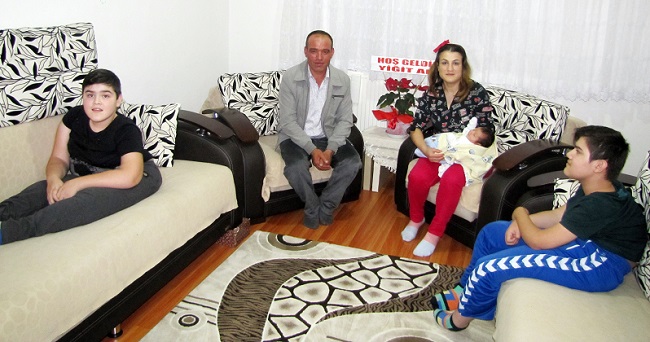 ÇORUM’DA, HALK ARASINDA KRONİK KAS HASTALIĞI OLARAK BİLİNEN VE DUCHENNE MUSKÜLER DİSTROFİ (DMD) NEDENİYLE FİZİKSEL YETİLERİNİ KAYBETMEYE BAŞLAYAN ALİHAN VE YİĞİTHAN ÖZTÜRK KARDEŞLERİN TEK HAYALİ ŞÜKRÜ SARAÇOĞLU STADYUMU’NDA FENERBAHÇE MAÇINI İZLEMEK. (MUHAMMED MUTTALİP YALÇIN/ÇORUM-İHA)