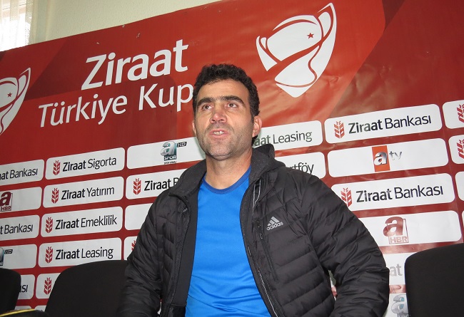 ÇORUM BELEDİYESPOR TEKNİK DİREKTÖRÜ YUSUF TOKUŞ, TRABZONSPOR'U GALİBİYETİNDEN DOLAYI KUTLADI. (MUHAMMED MUTTALİP YALÇIN/ÇORUM-İHA)