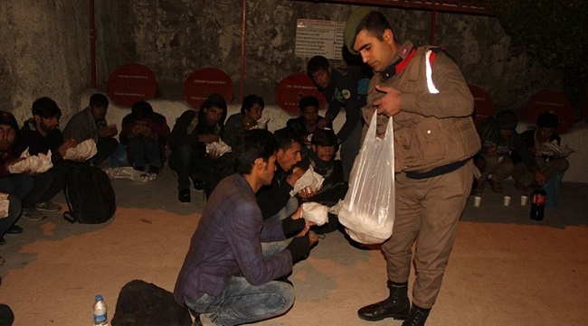 ÇORUM’UN İSKİLİP İLÇESİNDE JANDARMA EKİPLER TARAFINDAN DÜZENLENEN OPERASYONDA 53 KAÇAK GÖÇMEN YAKALANDI. (İHA/ÇORUM-İHA)