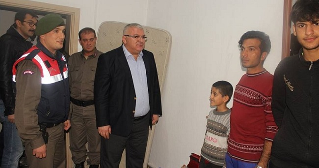 ÇORUM’UN İSKİLİP İLÇESİNDE JANDARMA EKİPLER TARAFINDAN DÜZENLENEN OPERASYONDA 53 KAÇAK GÖÇMEN YAKALANDI. (İHA/ÇORUM-İHA)