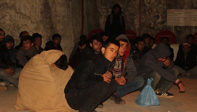 ÇORUM’UN İSKİLİP İLÇESİNDE JANDARMA EKİPLER TARAFINDAN DÜZENLENEN OPERASYONDA 53 KAÇAK GÖÇMEN YAKALANDI. (İHA/ÇORUM-İHA)