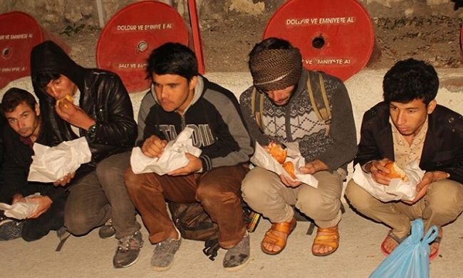 ÇORUM’UN İSKİLİP İLÇESİNDE JANDARMA EKİPLER TARAFINDAN DÜZENLENEN OPERASYONDA 53 KAÇAK GÖÇMEN YAKALANDI. (İHA/ÇORUM-İHA)