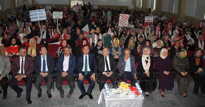 AK PARTİ ALACA KADIN KOLLARI OLAĞAN KONGRESİNDE TEKRAR İLÇE BAŞKANLIĞI GÖREVİNE GETİRİLEN AYSEMA ARKLAN, GÜVEN TAZELEDİ. (MUHAMMED MUTTALİP YALÇIN/ÇORUM-İHA)