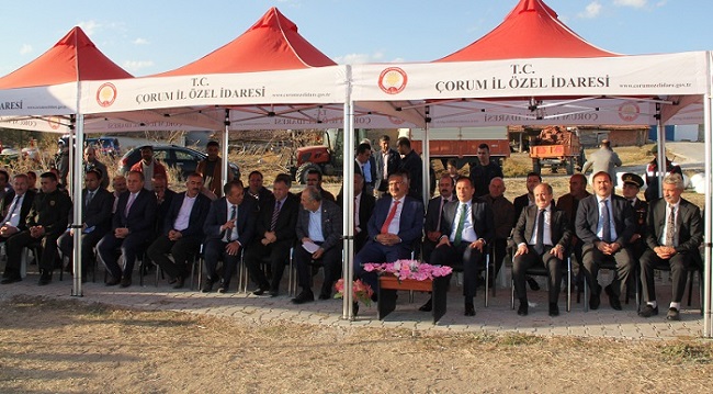ÇORUM İL GIDA TARIM VE HAYVANCILIK İL MÜDÜRLÜĞÜ TARAFINDAN ARAZİ TOPLULAŞTIRMA VE TARLA İÇİ GELİŞTİRME HİZMETLERİ PROJESİ KAPSAMINDA ALACA İLÇESİNE BAĞLI BEŞİKTEPE KÖYÜNDE TAPU TESCİL İŞLEMLERİ TAMAMLANAN ÇİFTÇİLERE TAPULARI TESLİM EDİLDİ. (MUHAMMED MUTTALİP YALÇIN/ÇORUM-İHA)