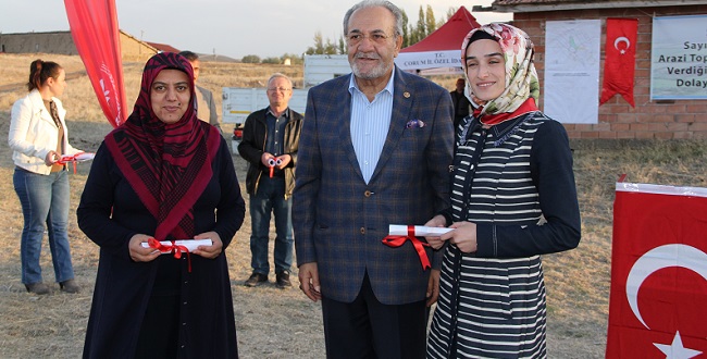 ÇORUM İL GIDA TARIM VE HAYVANCILIK İL MÜDÜRLÜĞÜ TARAFINDAN ARAZİ TOPLULAŞTIRMA VE TARLA İÇİ GELİŞTİRME HİZMETLERİ PROJESİ KAPSAMINDA ALACA İLÇESİNE BAĞLI BEŞİKTEPE KÖYÜNDE TAPU TESCİL İŞLEMLERİ TAMAMLANAN ÇİFTÇİLERE TAPULARI TESLİM EDİLDİ. (MUHAMMED MUTTALİP YALÇIN/ÇORUM-İHA)