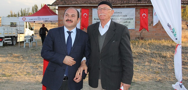 ÇORUM İL GIDA TARIM VE HAYVANCILIK İL MÜDÜRLÜĞÜ TARAFINDAN ARAZİ TOPLULAŞTIRMA VE TARLA İÇİ GELİŞTİRME HİZMETLERİ PROJESİ KAPSAMINDA ALACA İLÇESİNE BAĞLI BEŞİKTEPE KÖYÜNDE TAPU TESCİL İŞLEMLERİ TAMAMLANAN ÇİFTÇİLERE TAPULARI TESLİM EDİLDİ. (MUHAMMED MUTTALİP YALÇIN/ÇORUM-İHA)