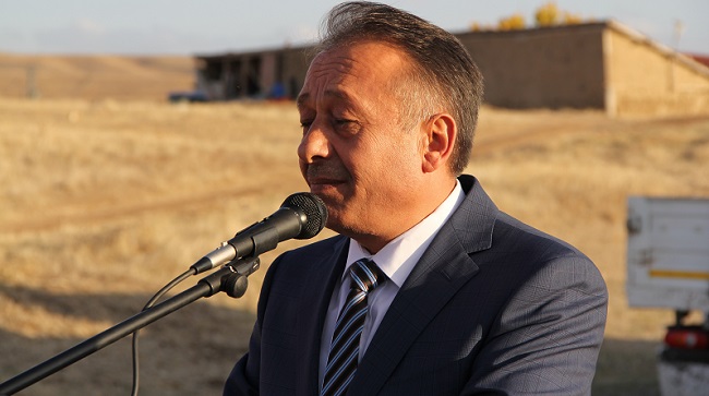 İL GIDA TARIM VE HAYVANCILIK MÜDÜRÜ ORHAN SARI, ALACA’DA 2012 YILINDA ARAZİ TOPLULAŞTIRILMASINA BAŞLADIKLARINI BELİRTEREK, İLÇEDE 17 YERLEŞİM BİRİMİ 215 BİN DEKAR ALANDA 14 MİLYON TL DEĞERLE İHALE EDİLDİĞİNİ AÇIKLADI. (MUHAMMED MUTTALİP YALÇIN/ÇORUM-İHA)