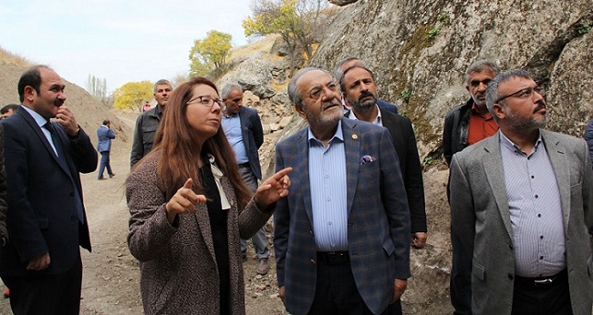 ÖRÜKAYA ARKEOLOJİK ARAŞTIRMA PROJESİ BİLİMSEL DANIŞMANI YRD. DOÇ. DR. EMİNE SÖKMEN, “ORTALAMA 2 BİN YIL BOYUNCA BENDİN REZERVUARI ÜZERİNDE KURULU OLDUĞU DERENİN GETİRMİŞ OLDUĞU TOPRAK İLE ZAMAN İÇİNDE DOLMUŞ, ALACAĞIMIZ ÖRNEKLER İLE BENDİN İNŞA EDİLDİĞİ TARİHTEN GÜNÜMÜZE KADARKİ HEM İKLİMSEL DEĞİŞİMLERİ HEM DE O DÖNEMİN BİTKİ ÖRTÜSÜ HAKKINDA BİLGİ SAHİBİ OLABİLECEĞİZ” DEDİ. (MUHAMMED MUTTALİP YALÇIN/ÇORUM-İHA)