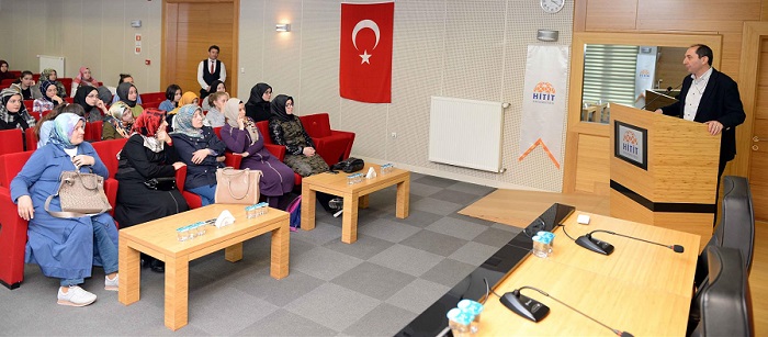 REKTÖR ÖĞRENCİLERE ÜNİVERSİTEYİ TANITTI