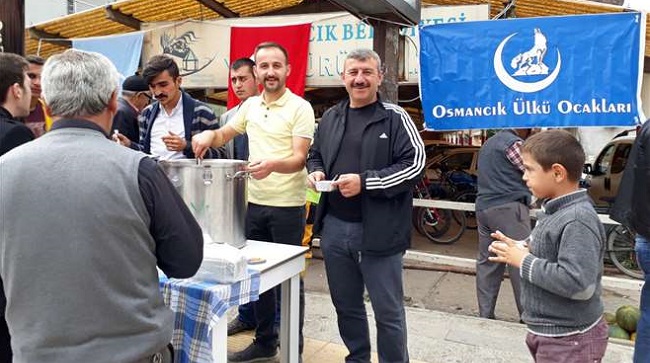 ÜLKÜ OCAKLARI AŞURE DAĞITTI