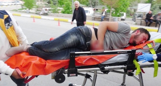 19 YAŞINDAKİ GENÇ KENDİNİ BIÇAKLADI