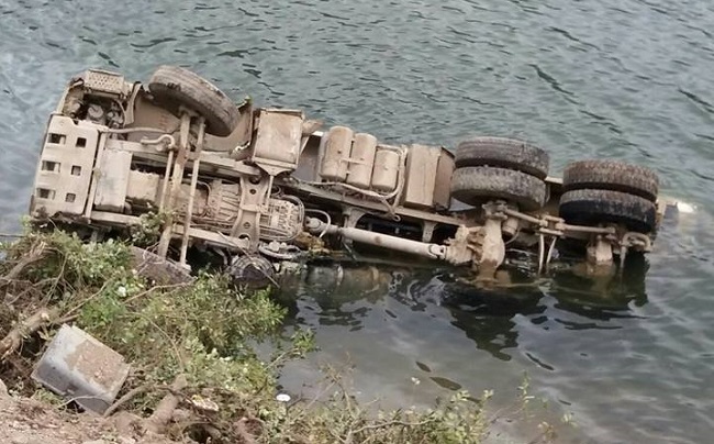 HAFRİYAT KAMYONU BARAJA UÇTU