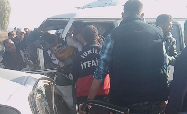 ÇORUM’UN İSKİLİP İLÇESİNDE BİR OTOMOBİL İLE MİNİBÜSÜN ÇARPIŞMASI SONUCU MEYDANA GELEN TRAFİK KAZASINDA 3 KİŞİ YARALANDI. (TUNCAY MUMCU/ÇORUM-İHA)