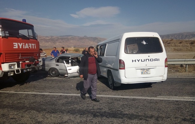 ÇORUM’UN İSKİLİP İLÇESİNDE BİR OTOMOBİL İLE MİNİBÜSÜN ÇARPIŞMASI SONUCU MEYDANA GELEN TRAFİK KAZASINDA 3 KİŞİ YARALANDI. (TUNCAY MUMCU/ÇORUM-İHA)