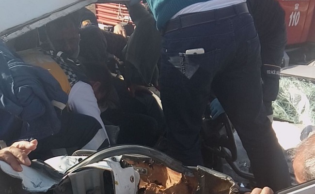 ÇORUM’UN İSKİLİP İLÇESİNDE BİR OTOMOBİL İLE MİNİBÜSÜN ÇARPIŞMASI SONUCU MEYDANA GELEN TRAFİK KAZASINDA 3 KİŞİ YARALANDI. (TUNCAY MUMCU/ÇORUM-İHA)