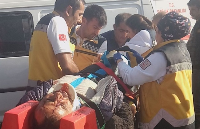 ÇORUM’UN İSKİLİP İLÇESİNDE BİR OTOMOBİL İLE MİNİBÜSÜN ÇARPIŞMASI SONUCU MEYDANA GELEN TRAFİK KAZASINDA 3 KİŞİ YARALANDI. (TUNCAY MUMCU/ÇORUM-İHA)